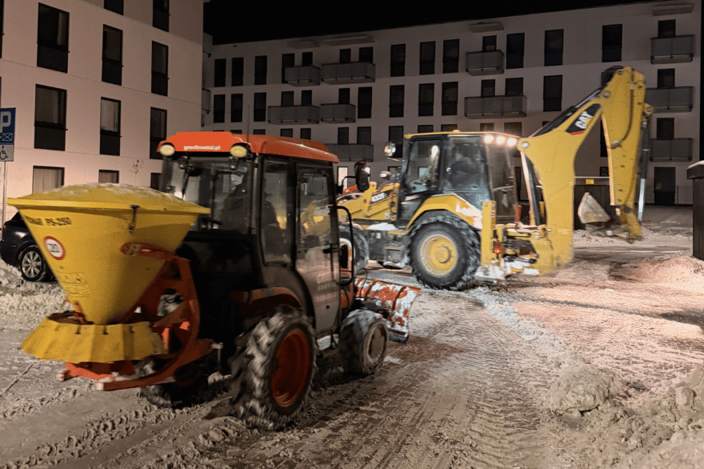 Zimowe utrzymanie terenów zewnętrznych – sprzęt do odśnieżania i usuwania zasp na osiedlu