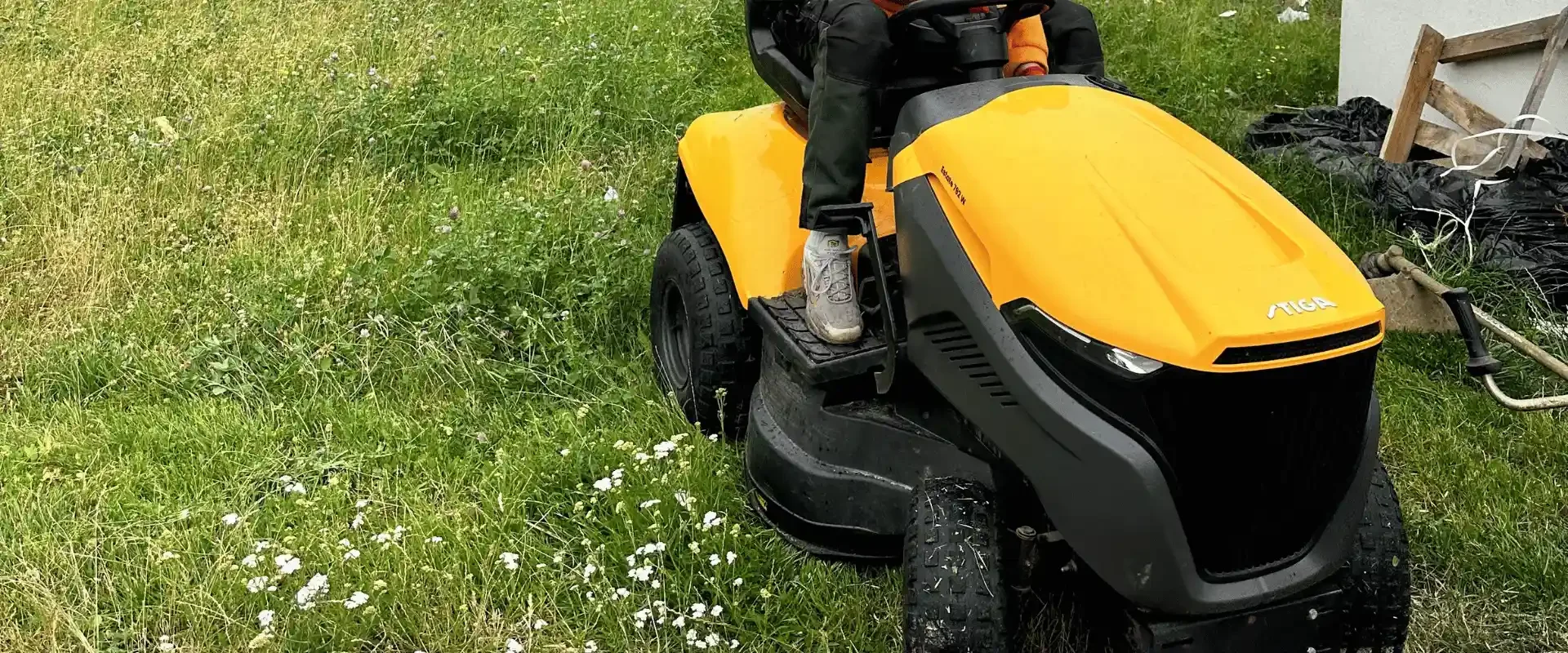 Koszenie wysokiej trawy traktorkiem na terenie zewnętrznym przy nieruchomości w Lublinie