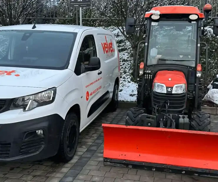 Odśnieżanie interwencyjne osiedla w Lublinie, samochód Velvet Sprzątanie i ciągnik z pługiem gotowe do zimowej obsługi terenu