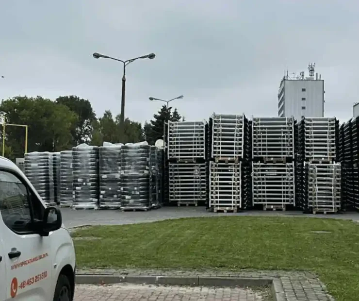 Utrzymanie terenów zewnętrznych przy obiekcie komercyjnym w Lublinie z widoczną strefą parkingową i halą