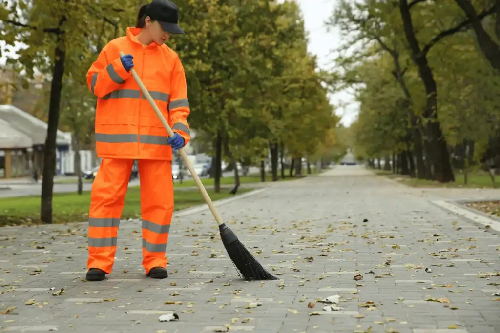 Zamiatanie alejek i utwardzonych nawierzchni na terenie zewnętrznym