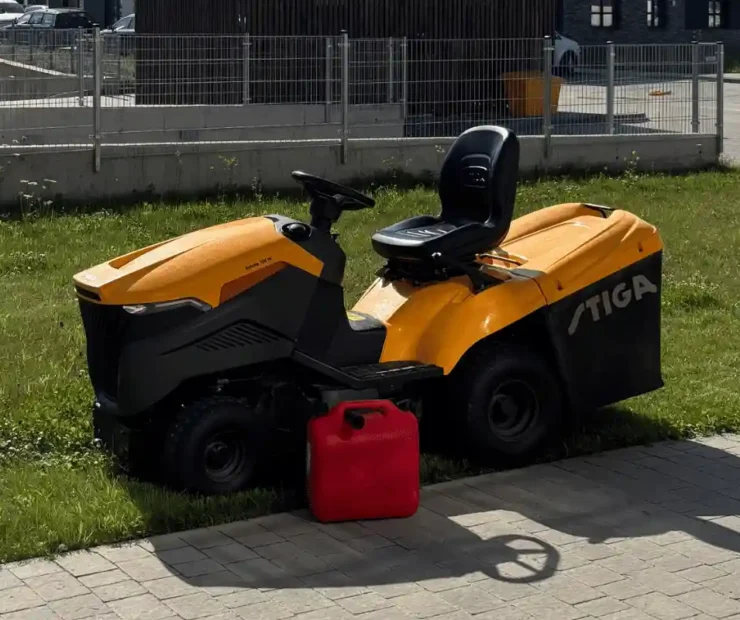 kosiarka traktorek do obsługi terenów zewnętrznych przy nieruchomościach w Lublinie