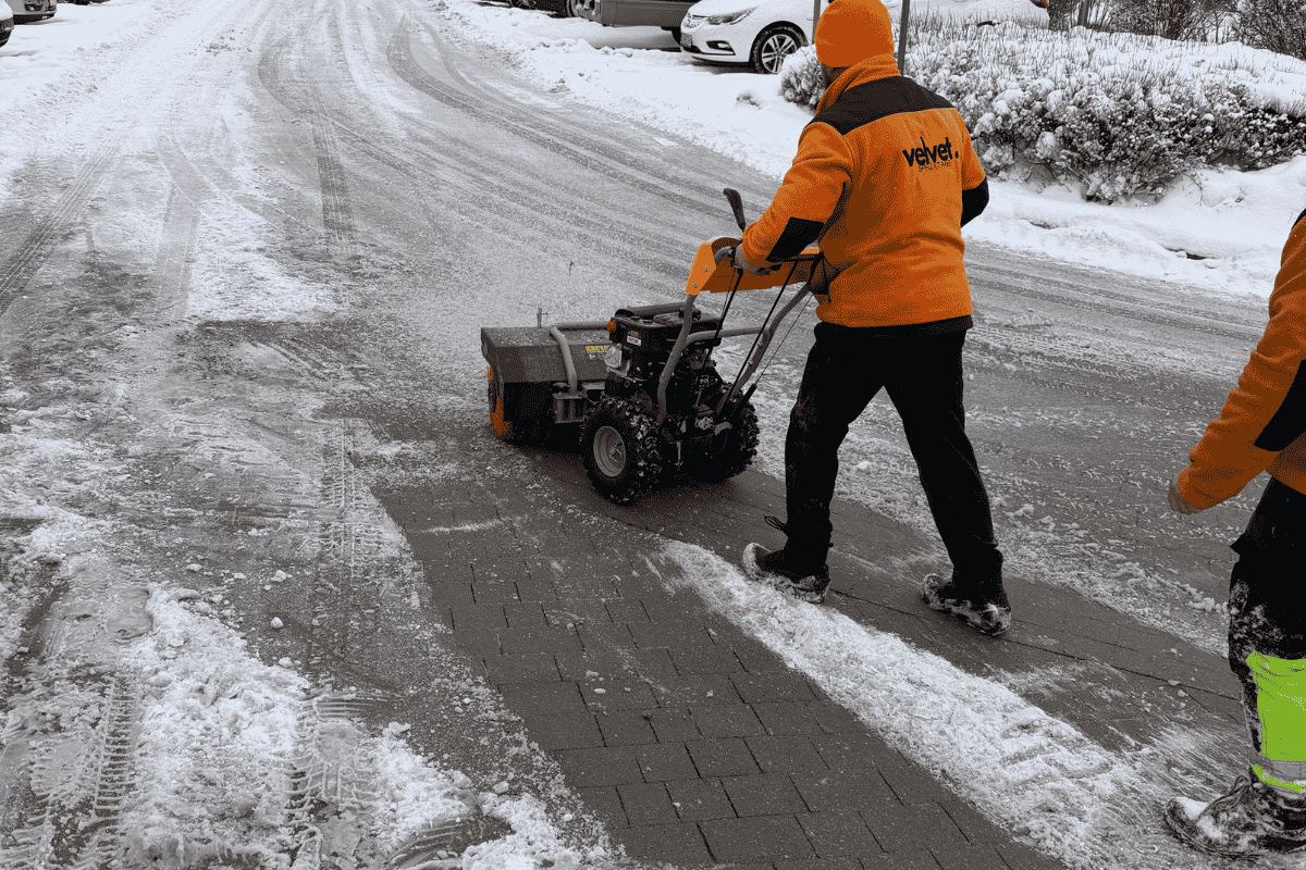 Odśnieżanie chodnika na osiedlu w Lublinie – ekipa Velvet pracuje odśnieżarką mechaniczną