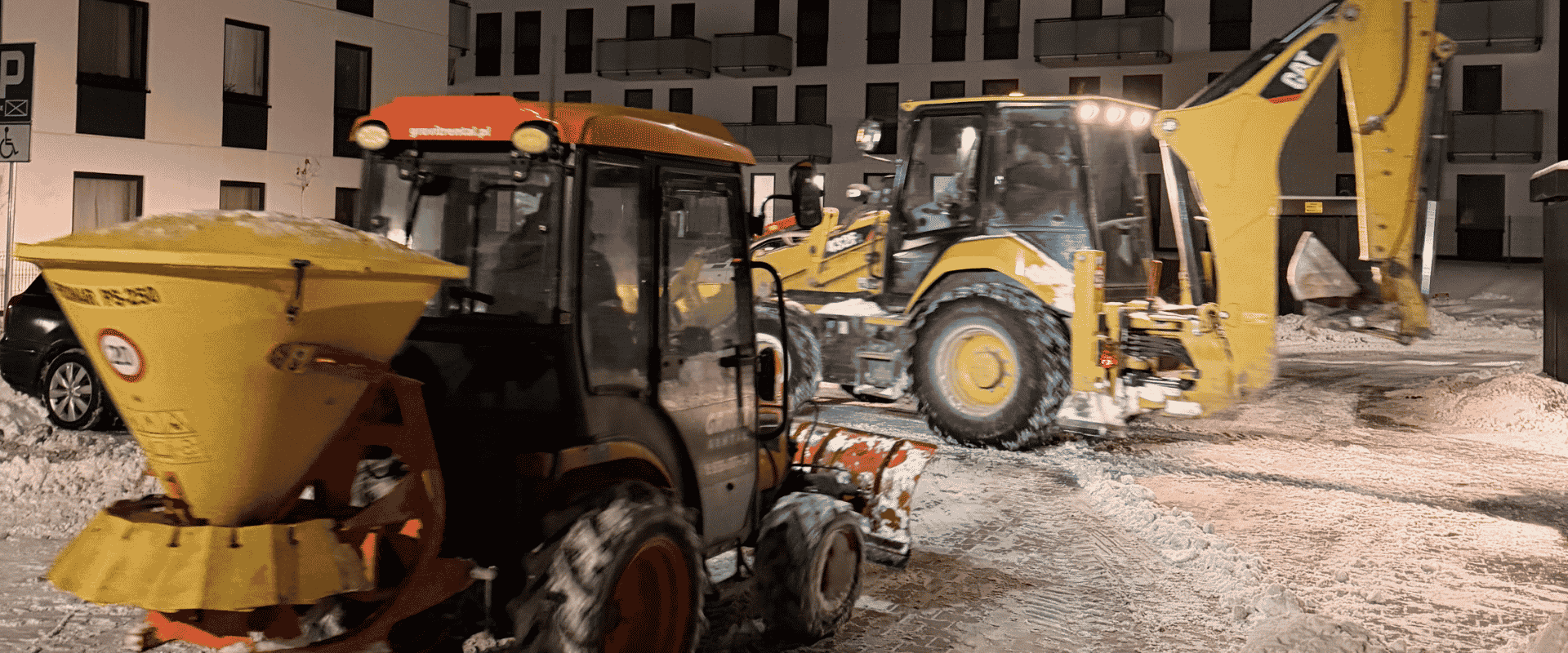 Odśnieżanie chodnika odśnieżarką spalinową na terenie osiedla w Lublinie