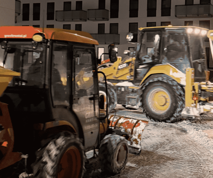 Odśnieżanie chodnika odśnieżarką spalinową na terenie osiedla w Lublinie