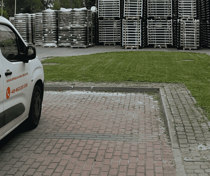 Profesjonalna pielęgnacja zieleni przy biurowcu w Lublinie, teren firmowy i parking przy obiekcie biznesowym