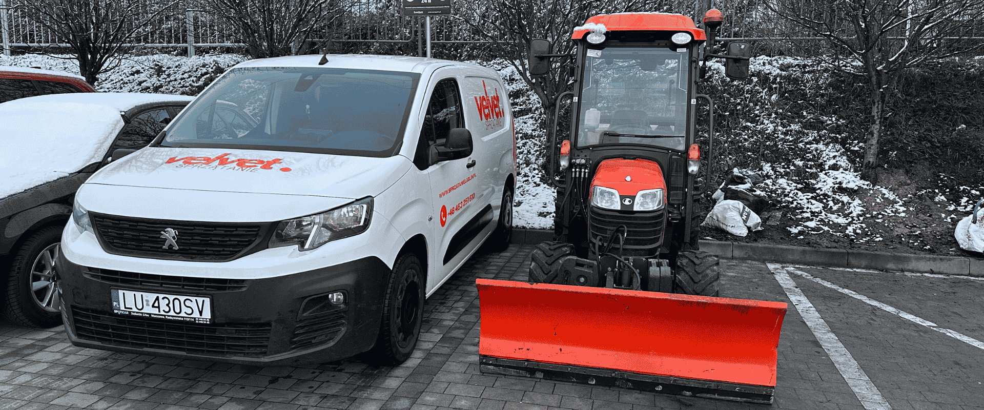Sprzęt do zimowego utrzymania osiedla i samochód serwisowy podczas odśnieżania parkingu