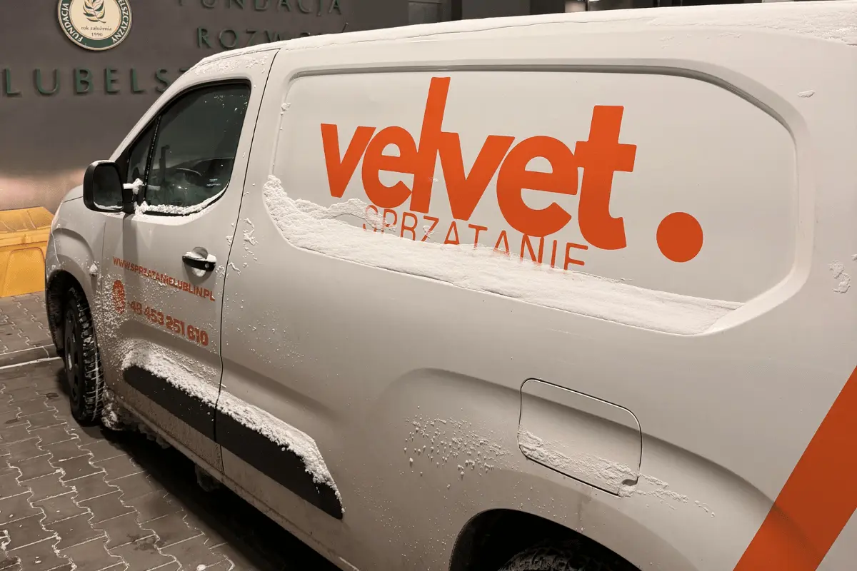 Auto serwisowe Velvet Sprzątanie przygotowane do interwencji zimowej na osiedlu