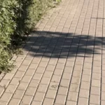 Mycie kostki brukowej na osiedlu i przy firmie – kiedy zamiatanie już nie wystarcza