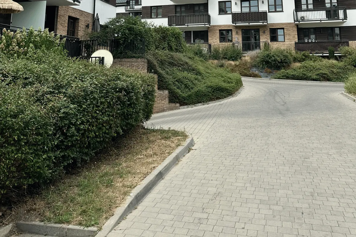 Mycie i utrzymanie kostki brukowej na terenie wspólnoty mieszkaniowej oraz czyste ciągi piesze