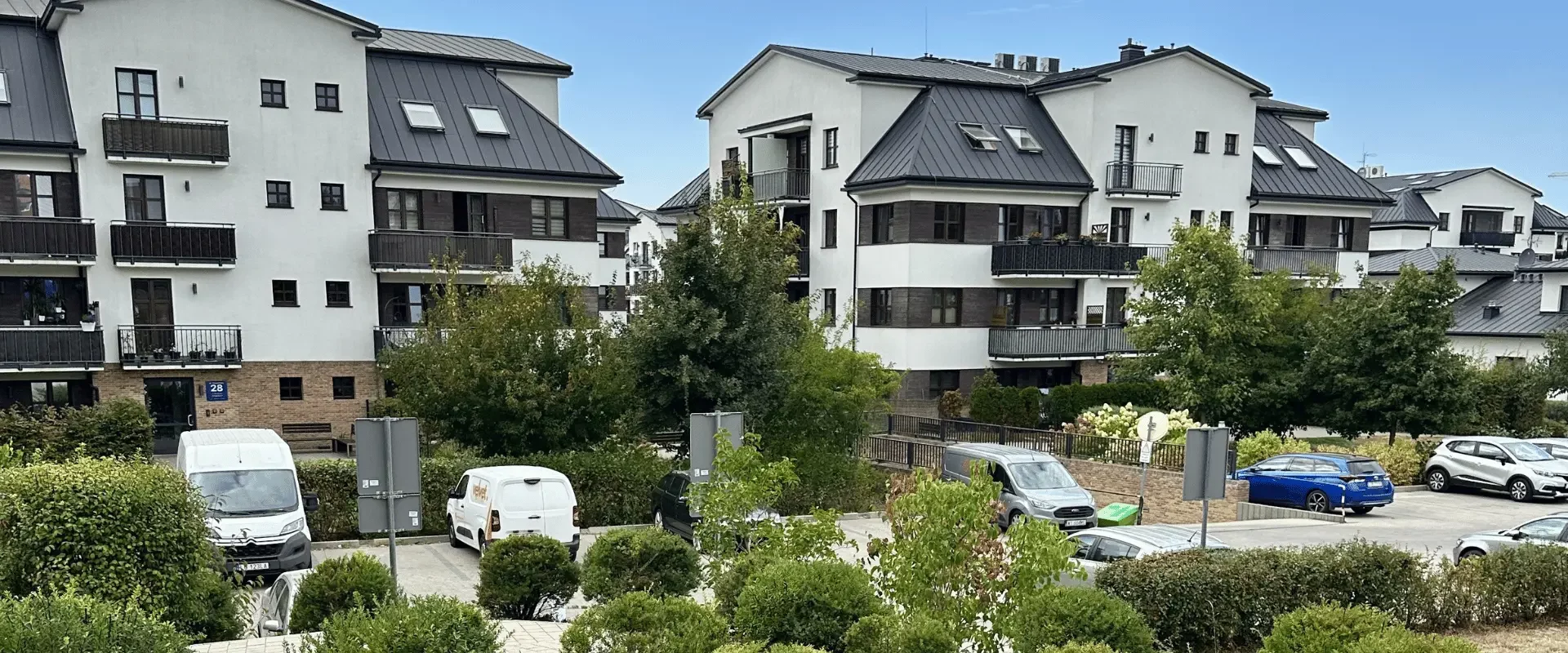 Nowoczesne osiedle mieszkaniowe z zadbaną zielenią i uporządkowanym parkingiem