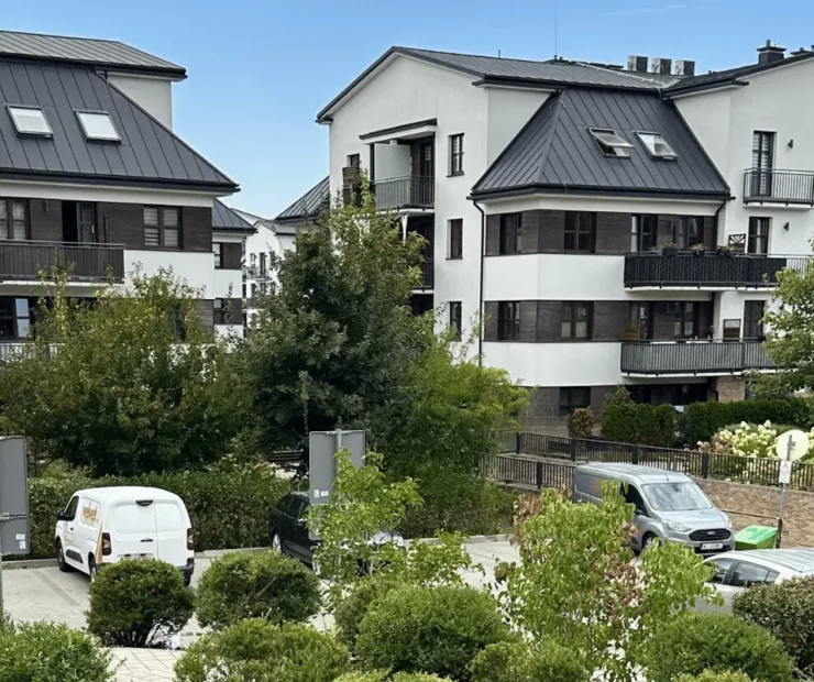 Nowoczesne osiedle mieszkaniowe z zadbaną zielenią i uporządkowanym parkingiem