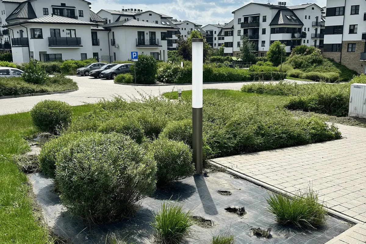 Pielęgnacja rabat, krzewów i terenów zielonych na osiedlu mieszkaniowym