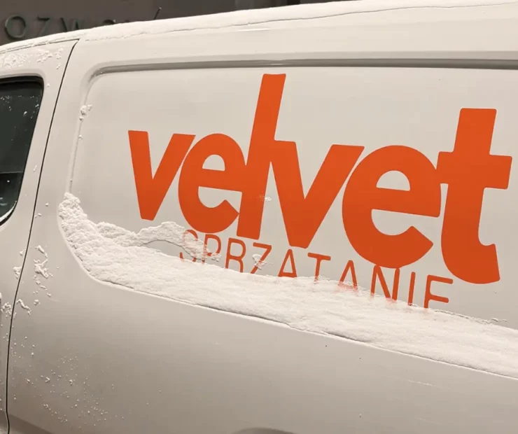Samochód Velvet Sprzątanie podczas zimowej obsługi wspólnoty mieszkaniowej w Lublinie
