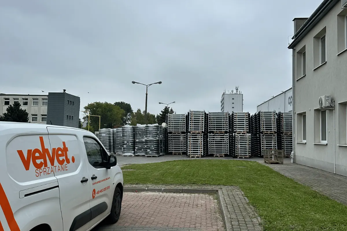 Samochód Velvet Sprzątanie przy uporządkowanym terenie zewnętrznym i trawniku