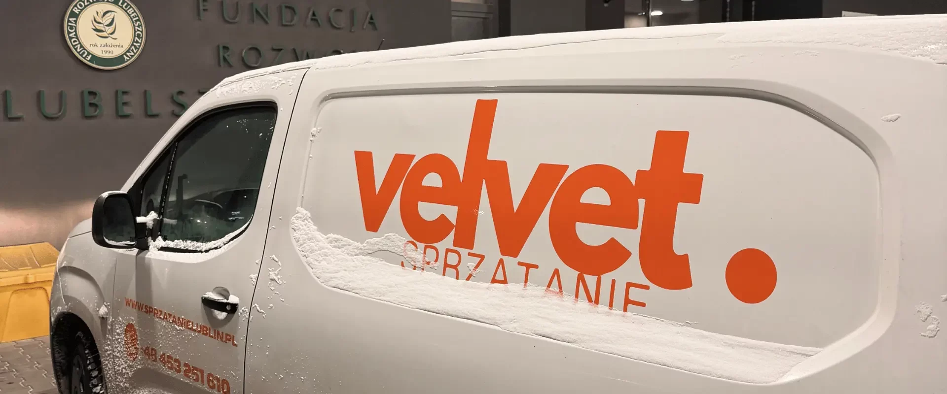 Samochód firmowy Velvet Sprzątanie przygotowany do pracy podczas zimowego utrzymania terenów zewnętrznych