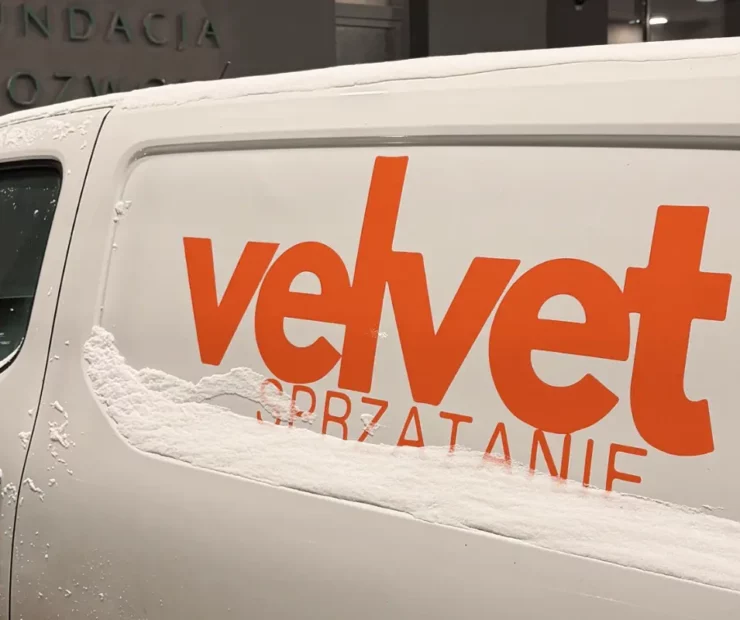 Samochód firmowy Velvet Sprzątanie przygotowany do pracy podczas zimowego utrzymania terenów zewnętrznych