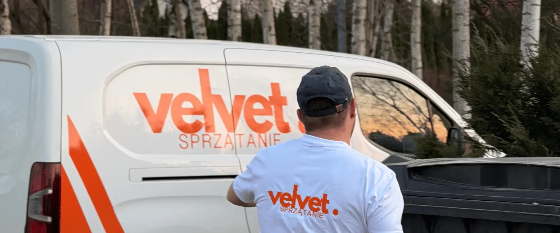 Samochód serwisowy Velvet Sprzątanie przy obiekcie klienta podczas realizacji usług utrzymania terenów zewnętrznych w Lublinie