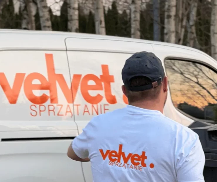 Samochód serwisowy Velvet Sprzątanie przy obiekcie klienta podczas realizacji usług utrzymania terenów zewnętrznych w Lublinie