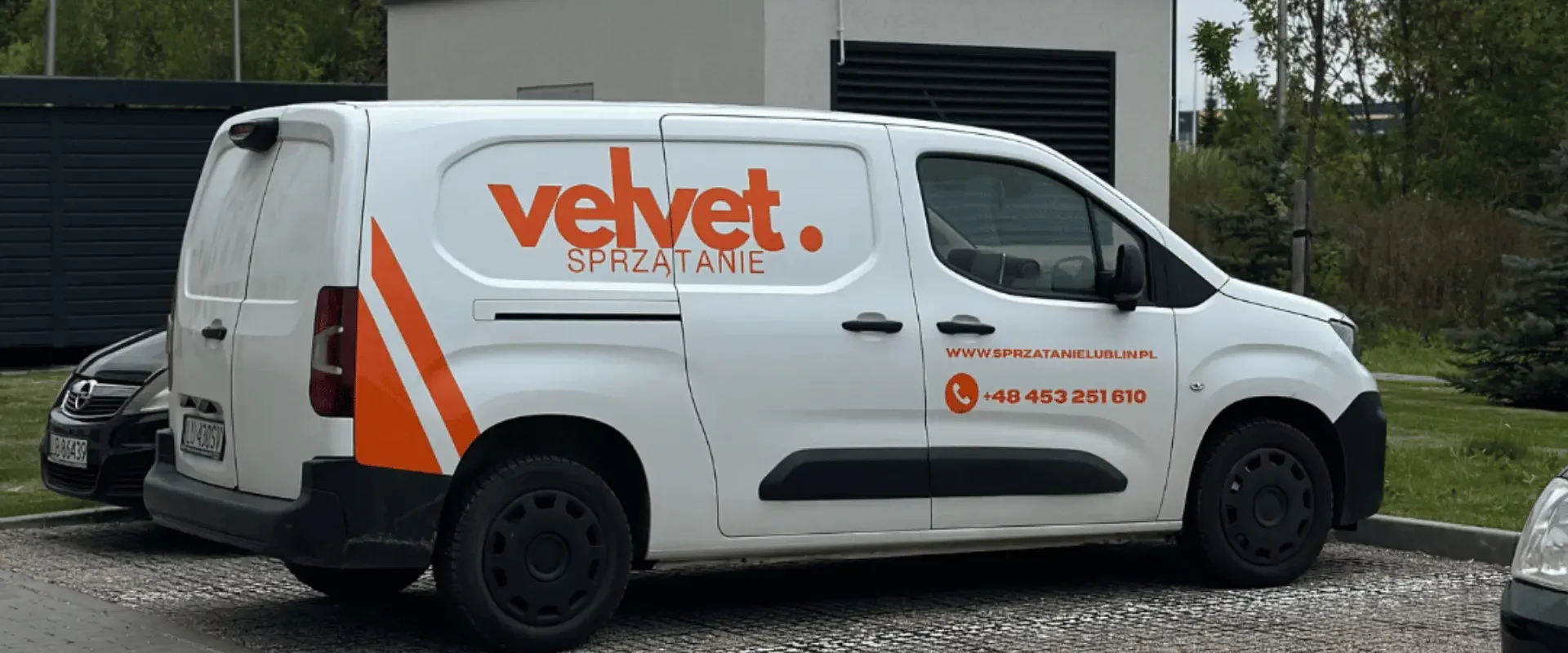 Samochód serwisowy Velvet Sprzątanie zaparkowany na terenie osiedla mieszkaniowego w Lublinie