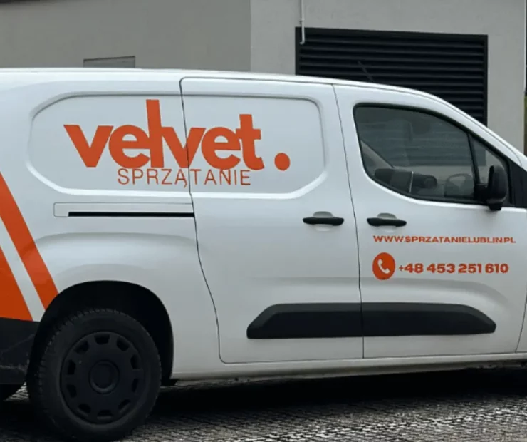 Samochód serwisowy Velvet Sprzątanie zaparkowany na terenie osiedla mieszkaniowego w Lublinie