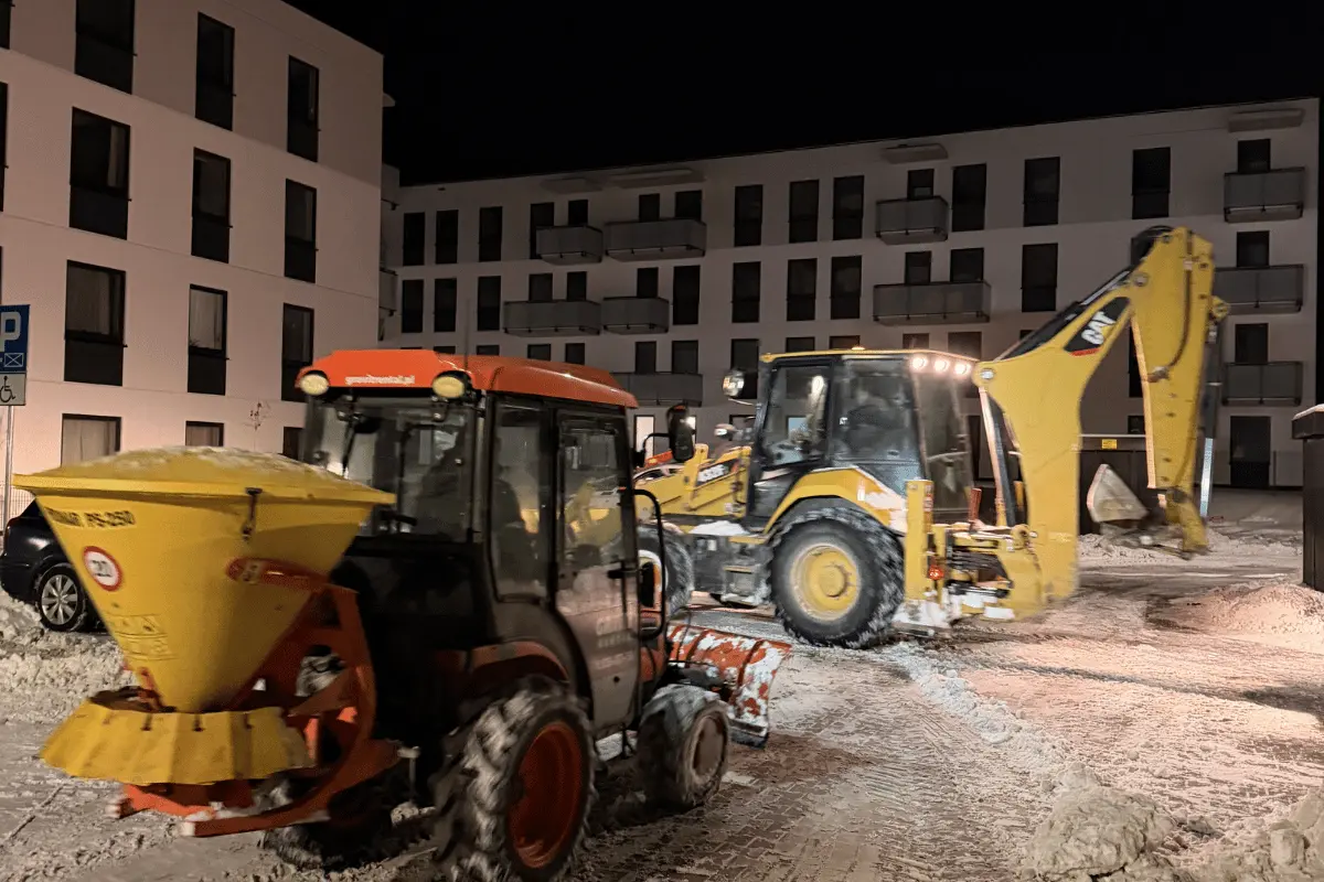 Zimowe utrzymanie parkingu osiedlowego z użyciem ciągnika, piaskarki i koparko-ładowarki