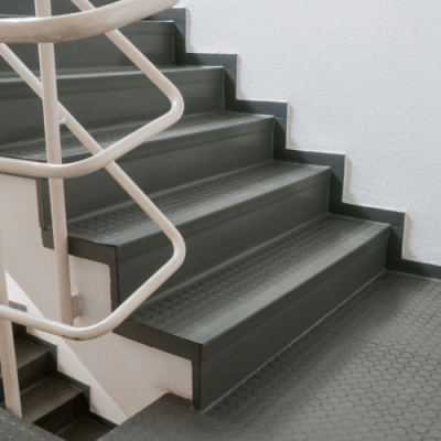 Antypoślizgowe schody w bloku – utrzymanie klatek we wspólnocie