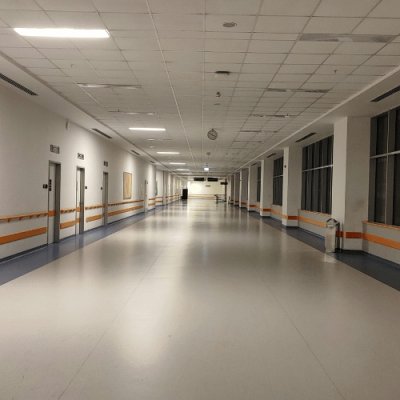 Czysty korytarz szpitalny po sprzątaniu – lśniąca posadzka i oświetlenie LED