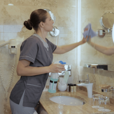 Czyszczenie luster i armatury w sanitariacie przychodni