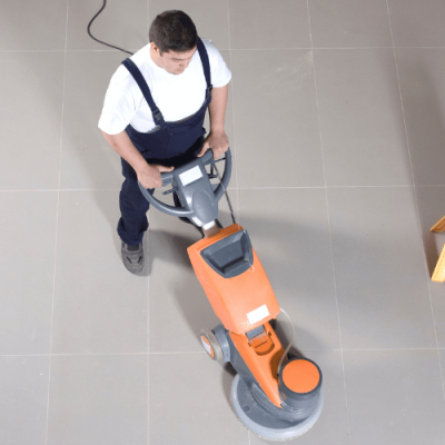 Doczyszczanie posadzki maszyną jednotarczową – precyzyjne mycie i polerowanie podłogi