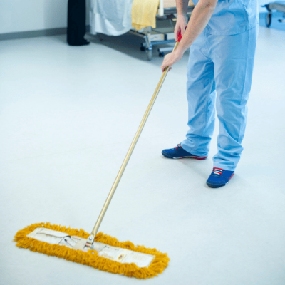 Mop przeciwpyłowy na posadzce oddziału – bieżące utrzymanie czystości