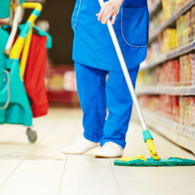 Mycie podłogi w sklepie – sprzątanie alejek sprzedażowych i usuwanie zabrudzeń na posadzce