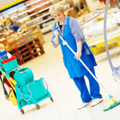 Profesjonalne sprzątanie sklepu – mycie podłóg maszyną i utrzymanie czystości w hali sprzedaży