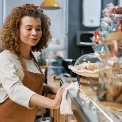 Sprzątanie lokalu gastronomicznego – czyszczenie lady i witryny z produktami w strefie klienta